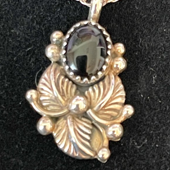 Navajo Handcrafts Richard Begay Sterling Silver Onyx Leaf Pendant Chain orig box